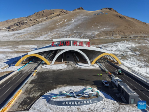 China inaugura el túnel de autopista más largo del mundo
